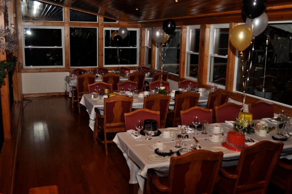 Red Umbrella Inn Minden Hills Bagian luar foto
