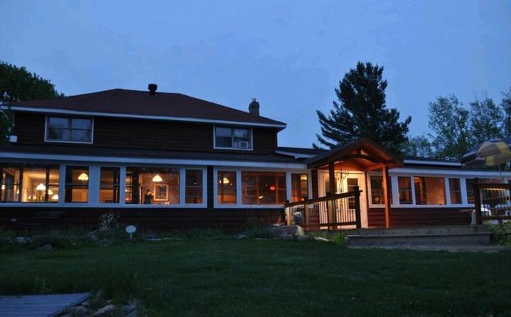 Red Umbrella Inn Minden Hills Bagian luar foto
