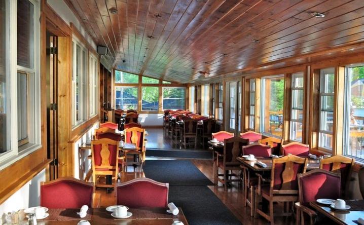 Red Umbrella Inn Minden Hills Bagian luar foto