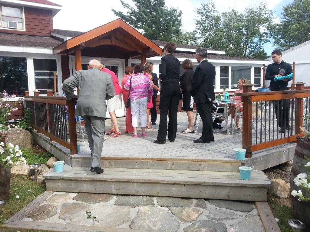 Red Umbrella Inn Minden Hills Bagian luar foto
